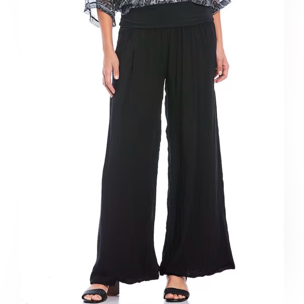 Pull on flowy soft wide leg paints. Made in Italy. Perfect pants! Comfy classy